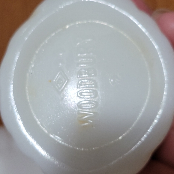 Vintage "WOODBURY" milk glass jars - Picture 2 of 3